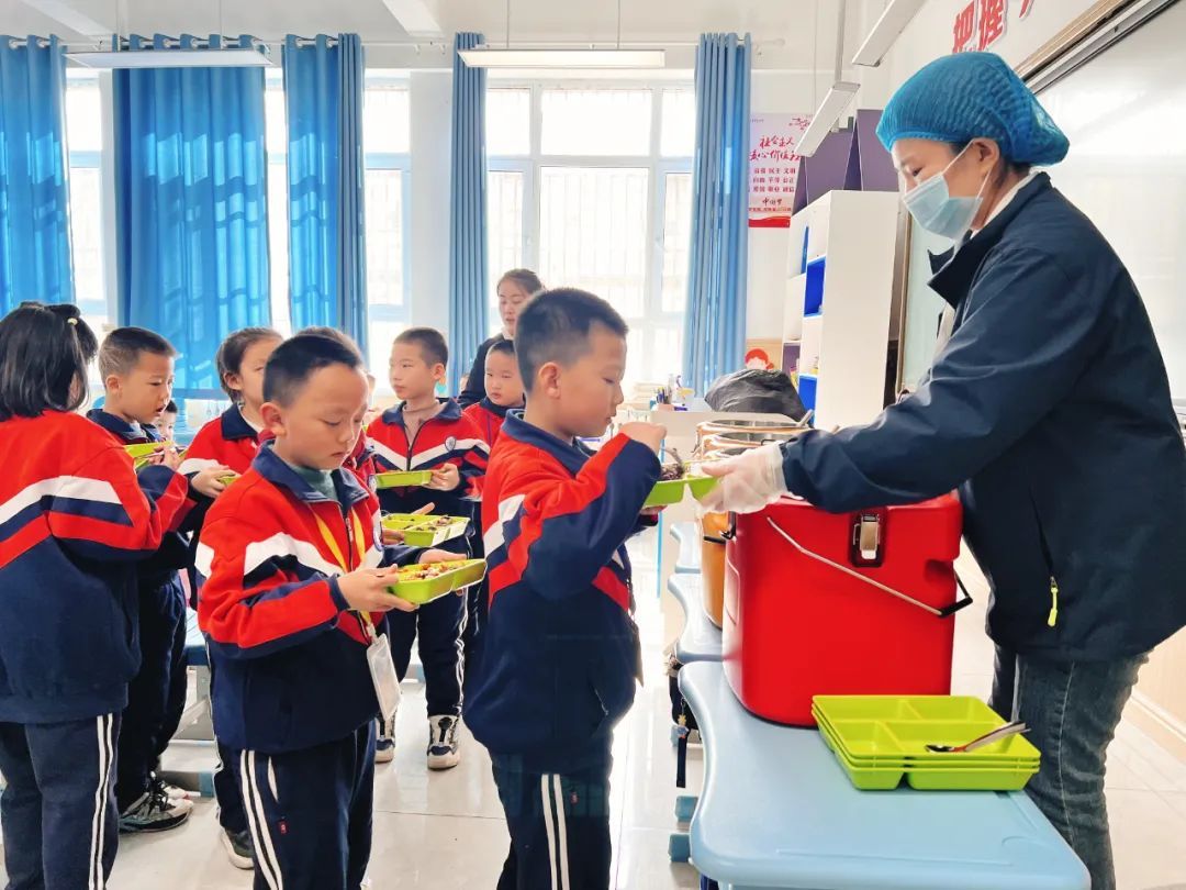 智能化“中央厨房”集中供餐试点中学 智能化“中央厨房”集中供餐试点中学